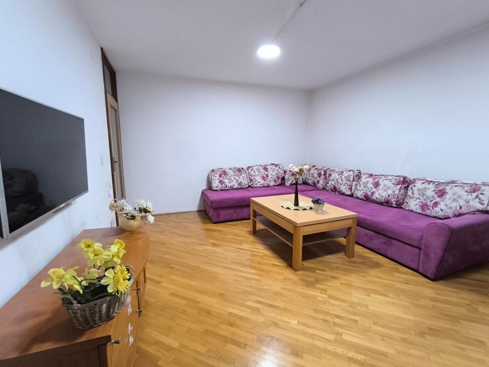 Apartment Chengic Comfort - Modern 2-bedroom Retreat *